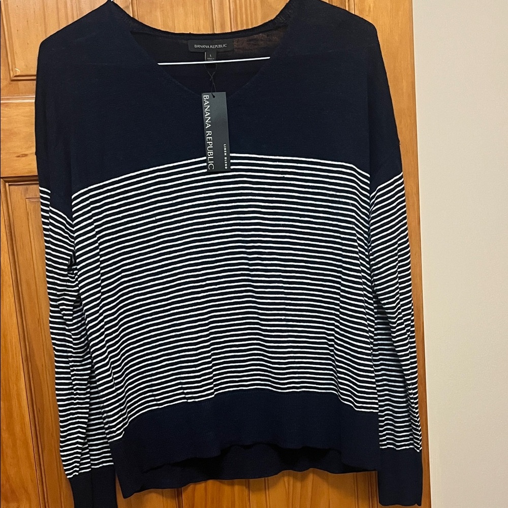 Banana Republic Women's V-Neck Sweater in Navy and White